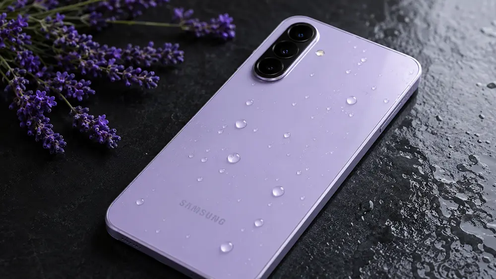 Смартфон Samsung Galaxy A37 5G SM-A376 Lavender з краплями води на корпусі та захистом IP68, крупний план задньої панелі